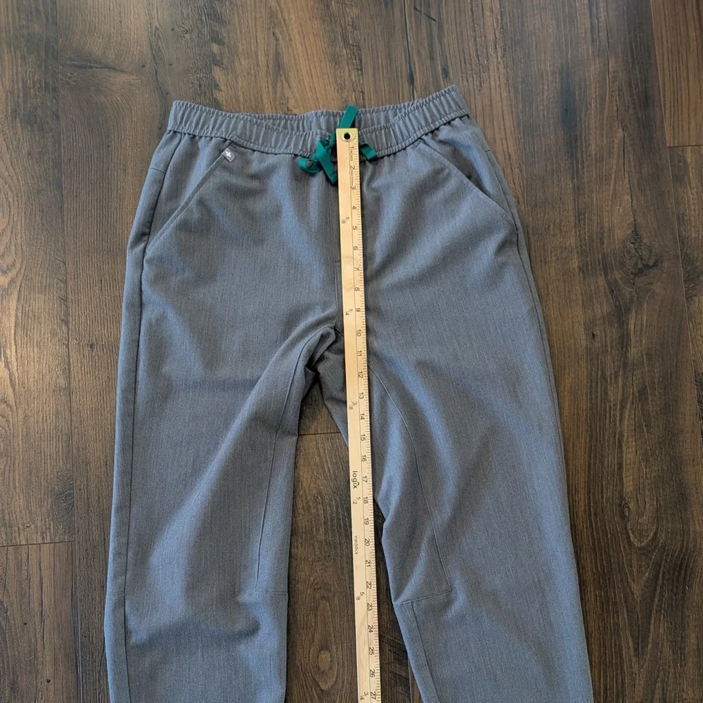 FIGS Men’s Tansen Jogger Scrub Pants Graphite Size Small